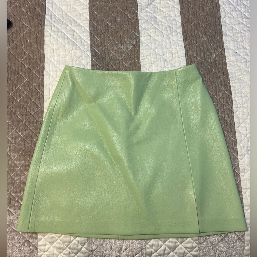 Green Aritzia skirt never worn perfect for summer